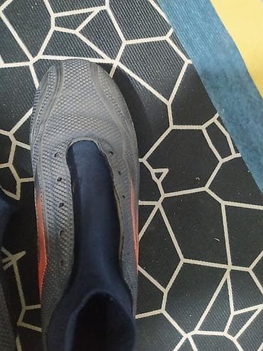 Футбольные бутсы с шипами для натурального газона. Характеристики: - — 2