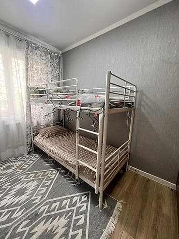 Продается Двухъярусная металлическая кровать белого цвета