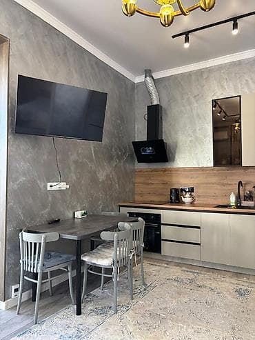 студия комната: Светлая кухня‑гостиная в современном стиле с полной меблировкой и — 3