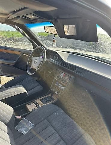 авто в аварийном состоянии: Mercedes-Benz W124: 1993 г., 2.2 л, Автомат, Бензин, Седан — 3