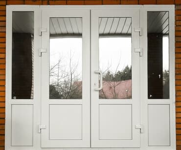 вижазный стол: Белая двухстворчатая дверь из ПВХ профиля с прозрачными стеклянными — 1