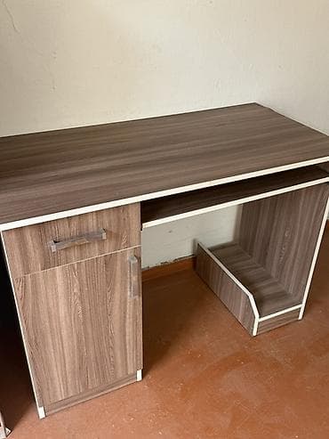 Столы: Компьютерный стол из ЛДСП в древесном декоре (орех/венге светлый). - — 2