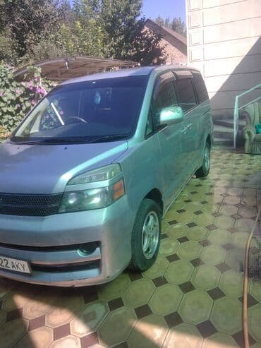 Toyota Voxy: 2005 г., 2 л, Автомат, Бензин, Минивэн