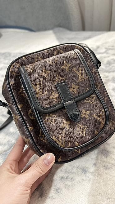 apple whatch: Сумка через плечо компактного формата с монограммным принтом. - — 1