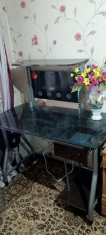 продаю компютерный стол: Компьютерный стол, Б/у, С полками — 1