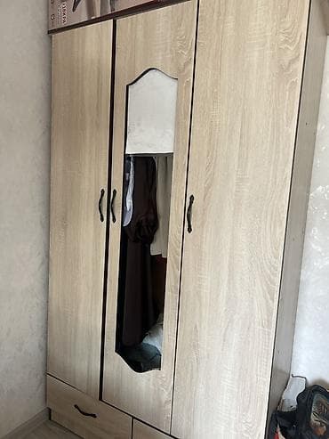 Мебель: Трехстворчатый шкаф для одежды из ЛДСП в оттенке «дуб сонома» с — 1
