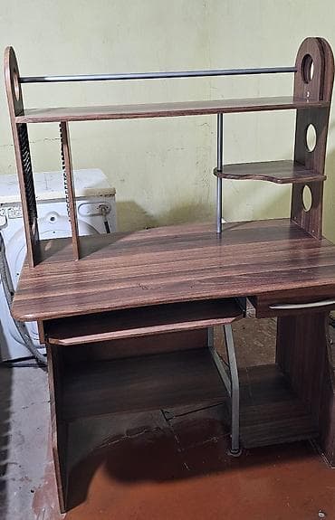 Компьютерный стол, С полками