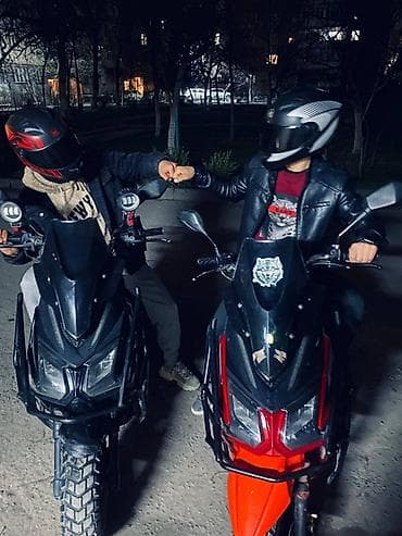 Скутер/мотоцикл класса «скутер-самурай» с агрессивным дизайном