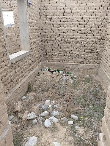 көчмө үйлөр: Недостроенный одноэтажный дом из самана/кирпича-сырца на ленточном — 1