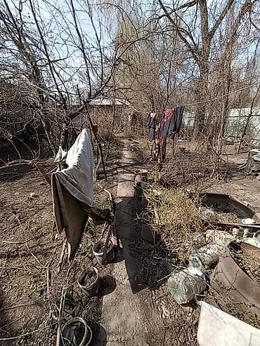 меняю участок на квартиру: Продаём пол дома. Участок 5,59 соток. Дом старый. 💥🤯💥 район — 2