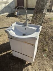 продаю оборудование для салона красоты: Гримерные рабочие места для салона/студии - Два белых стола с — 5