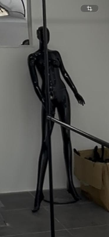 габариты: Манекен женский глянцевый, черный. Особенности: - Полноразмерная — 3