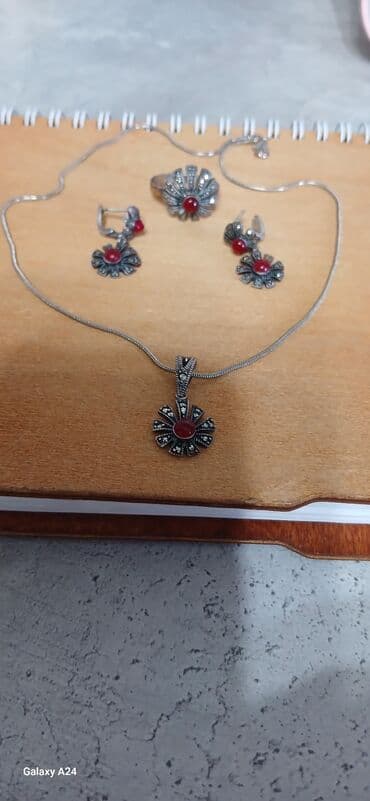 букет невесты искусственный: Элегантный ювелирный набор, включающий колье с подвеской, кольцо и — 1