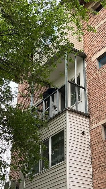 установка крыши на дом: Обшивка и остекление балконов/лоджий сайдингом - Профессиональная — 4