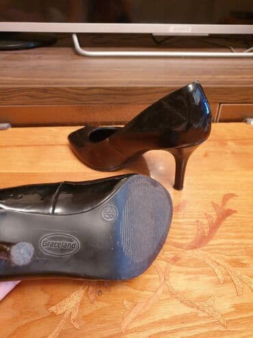 каблуки 41: Продаю туфли лаковые, лодочки! размер 37,5- 38. Цвет чёрный. Покупали — 3