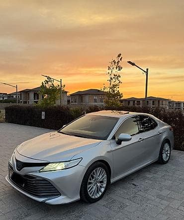 70: Toyota Camry: 2019 г., Гибрид — 2