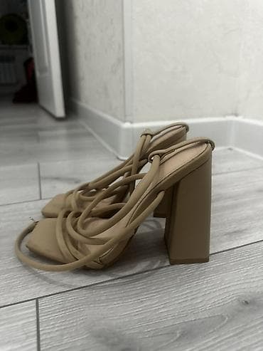 foot patch: Бежевые женские босоножки на высоком каблуке Носила один раз,покупала — 3