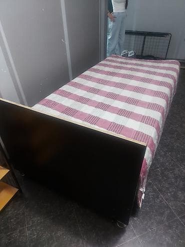bunk bed: 4 мкр дом 4а Полутрка кровать с матрасом и изголовьем. - Размер — 1