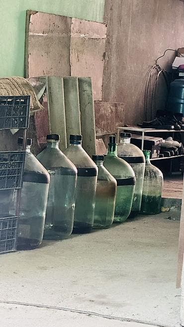 Стеклянные бутыли большого объёма с крышками - Объём: ориентировочно