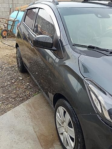 один: Chevrolet Spark: 2016 г., Автомат, Бензин, Хэтчбэк — 2