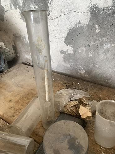 бесплатна: Стеклянный мерный цилиндр с градуировкой, предназначенный для точного — 1