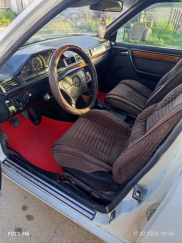 Mercedes-Benz W124: 1993 г., Механика, Седан — 4