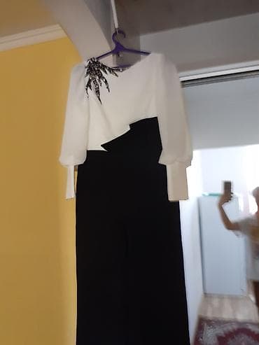 Джинсы: Продаю турецкий камбинизон 
Размер 46-48
Одевала один раз — 2