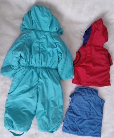 спортивное оборудование: 1000 сомов SELA комбинезон, на 6-12 месяцев, б/у. Жилетки турецкие по — 2