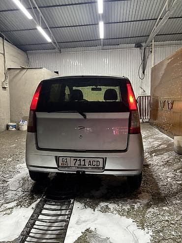Унаа: Daihatsu Sirion: 2004 г., 1 л, Кол менен иштөөчү, Бензин, Хетчбек — 1