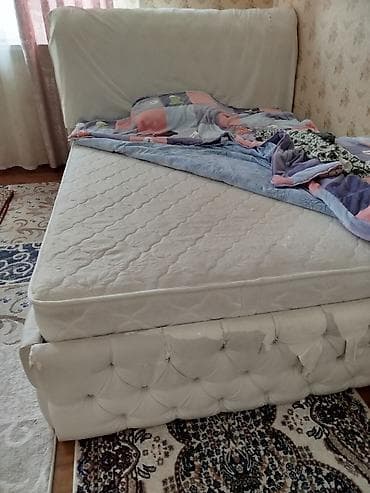 Кровати: Двуспальная кровать с мягким высоким изголовьем и матрасом — 4