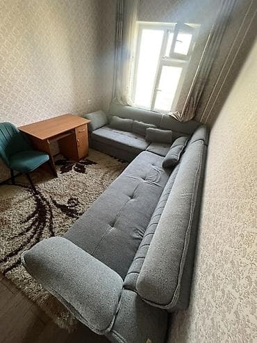 Эмерек: Бурчу бар диван, Жастыктар менен — 1