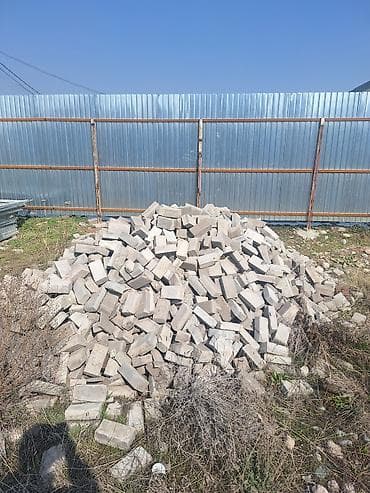 Бордюры: Бетонные/цементно-песчаные брусчатки (тротуарные кирпичики), серые. - — 2