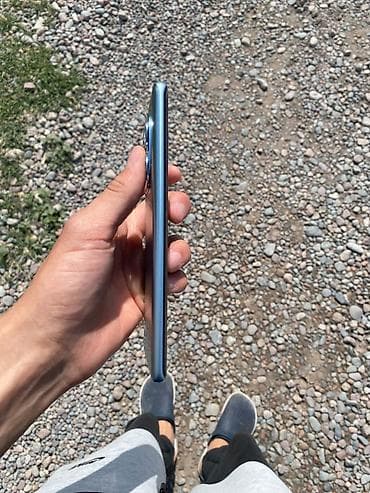 pixel 4a: Смартфон в голубом цвете с тонким корпусом и плоскими гранями — 1