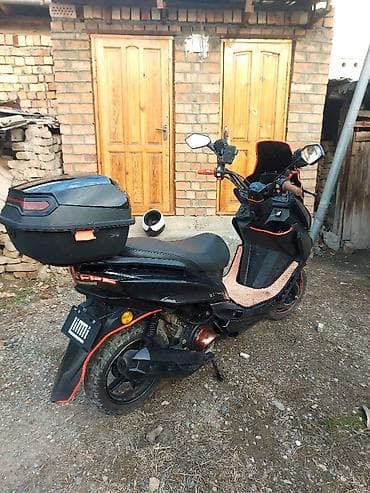 скутер м10: Скутер городского класса МАКСИ, черный с красными акцентами — 2