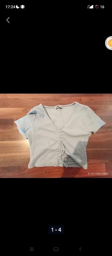 Короткий топ с V‑образным вырезом и сборкой спереди. - Цвет