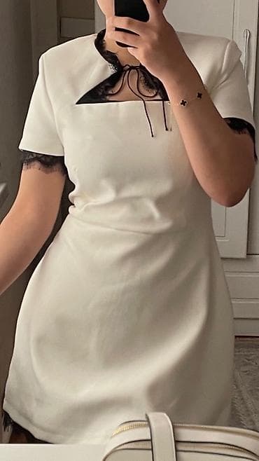 Личные вещи: Белое мини-платье с контрастной отделкой кружевом - Силуэт — 1