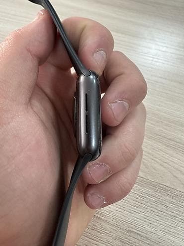 Детские смарт-часы: Apple Watch (40 мм), корпус Space Gray, ремешок силиконовый M/L — 3