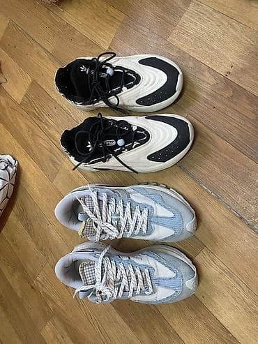 Кроссовки, парами: 1) Черно-белые кроссовки Adidas Originals Ozweego at lalafo.kg Кроссовки, парами: 1) Черно-белые кроссовки Adidas Originals Ozweego