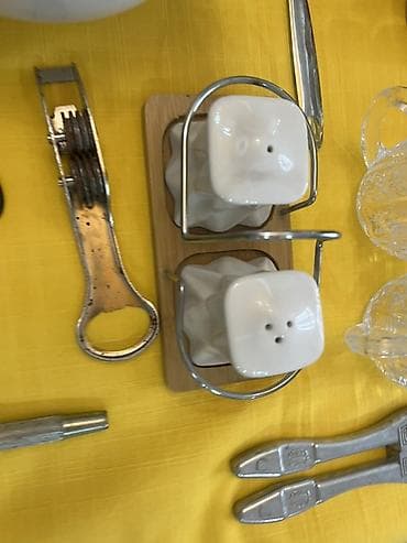 декоративные столы: Большой набор кухонной утвари и посуды Состав (по фото): - Стеклянные — 10