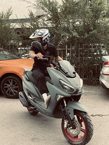 японские мопеды: Скутер серого цвета с агрессивным дизайном, оснащенный красными — 1