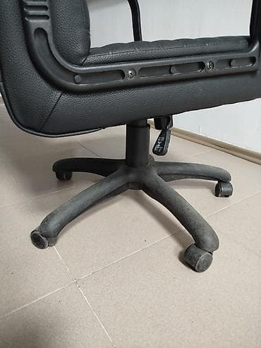 Вешалки: Стол новый 3000 сом стол 2500 сом б/у тумба 1500 сом стул черный 600 — 8