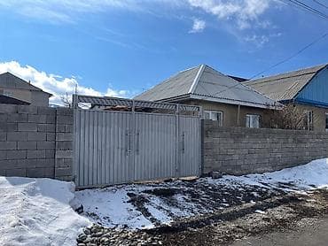 двухэтажные дома: Продаётся одноэтажный дом с прилегающим участком. размер участка по — 1