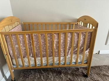 small table: Детская кроватка из натурального дерева с комплектом текстиля — 2