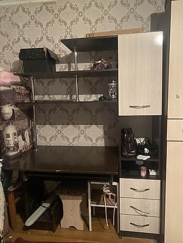 большой офисный стол: Компьютерный стол со стеллажом и шкафчиками. - Просторная рабочая — 1