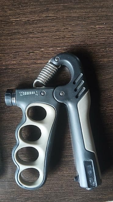 Эспандер для рук с регулируемым сопротивлением и встроенным счетчиком