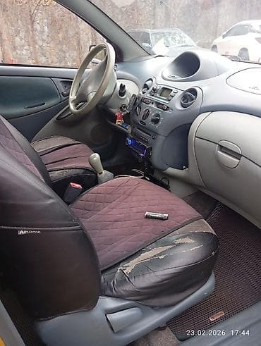 r 16: Toyota Yaris: 2001 г., 1.3 л, Механика, Бензин, Хэтчбэк — 6