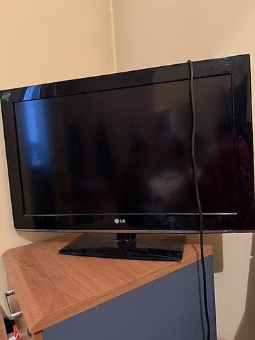 Телевизор LG, диагональ около 24–27". Особенности: - ЖК‑экран с