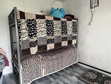 тумбу с полками и зеркалом: Двухъярусная металлическая кровать - Конструкция: прочная — 2