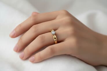 свадебные платья для покрытых: ПОМОЛВОЧНОЕ ПОЗОЛОЧЕННЫЕ КОЛЬЦО С НАТУРАЛЬНЫМ БРИЛЛИАНТОМ(0.26карат) — 1