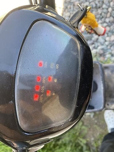 Электроскутер (городской мопед) черного цвета Описание и особенности